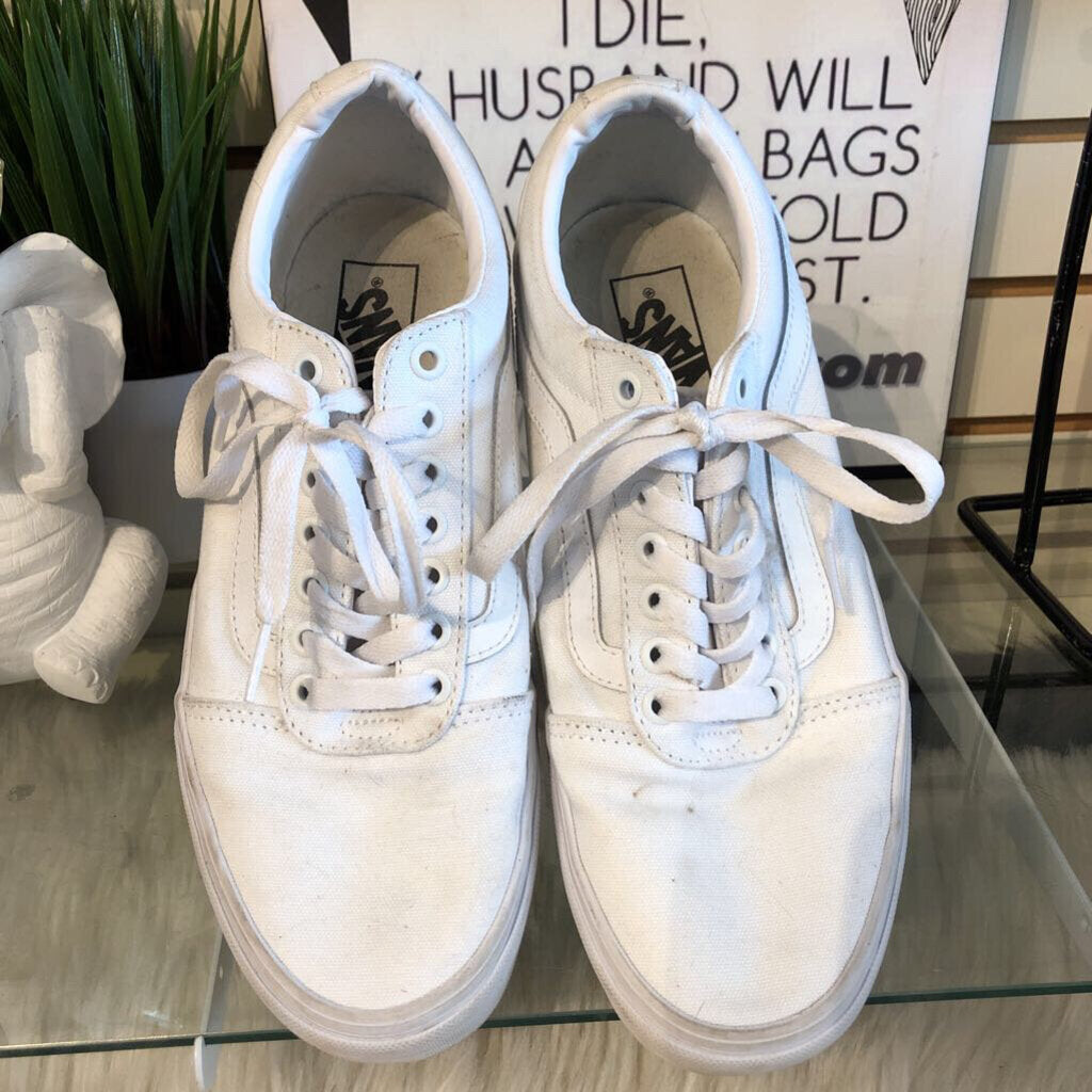 9 LACE UP CANVAS SHOE