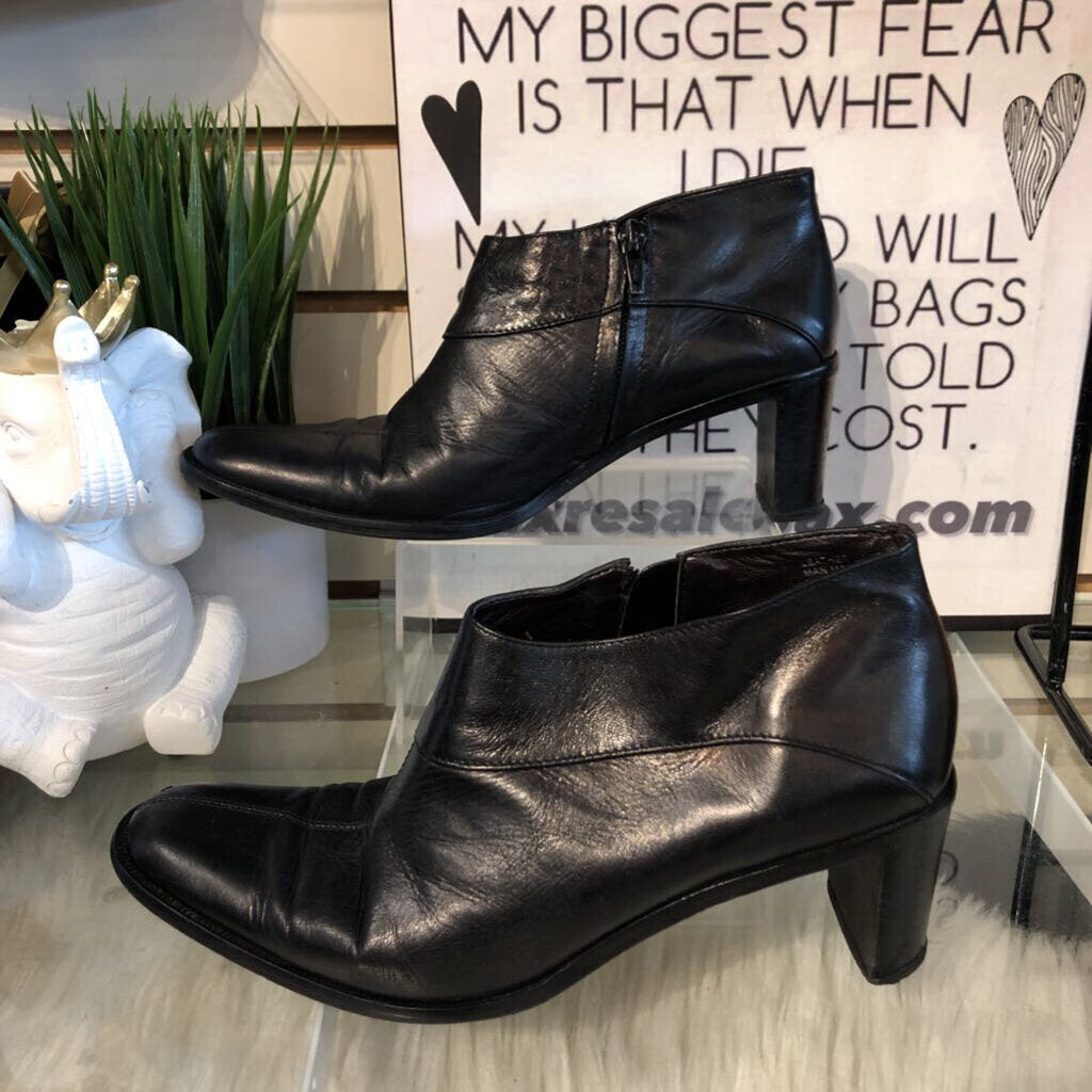 7.5 LEATHER BLOCK HEEL ANKLE BOOTIE