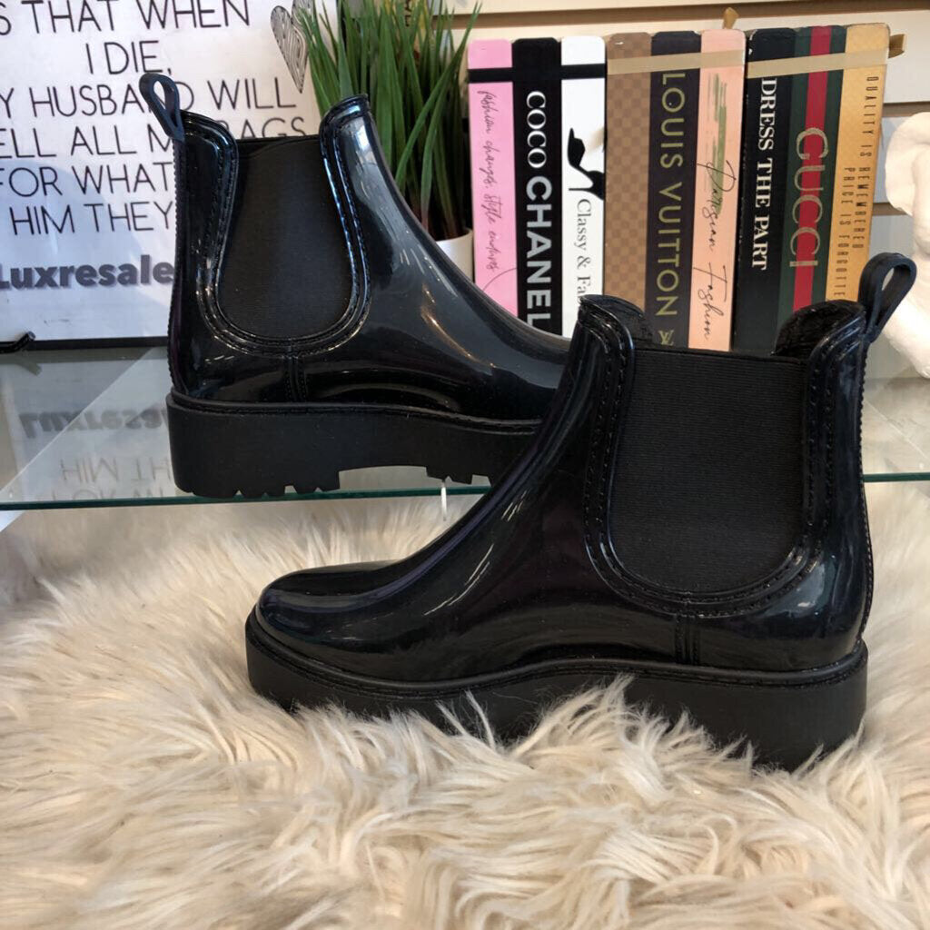 9 PATENT ANKLE BOOT