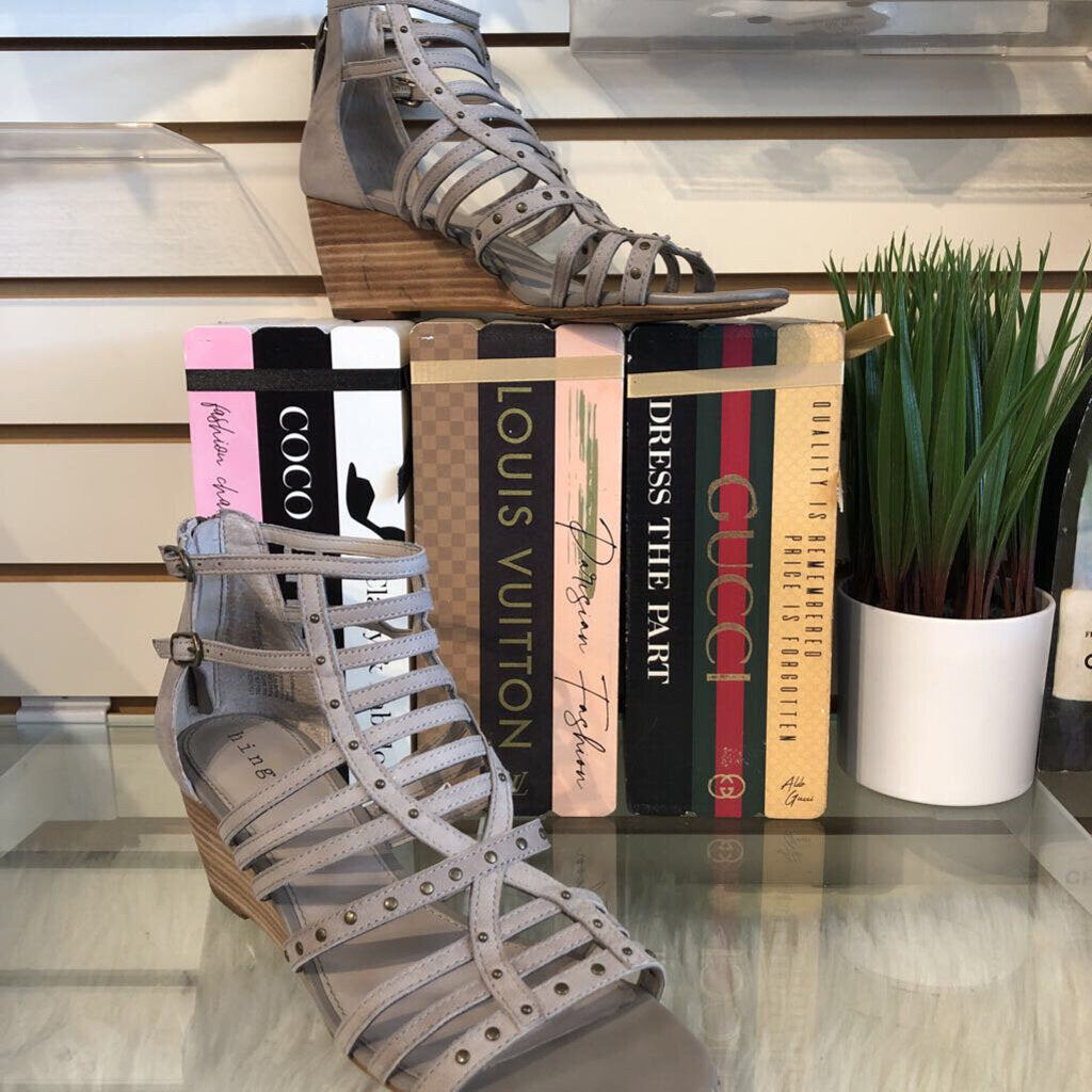 9 GRAY STRAPY WEDGE