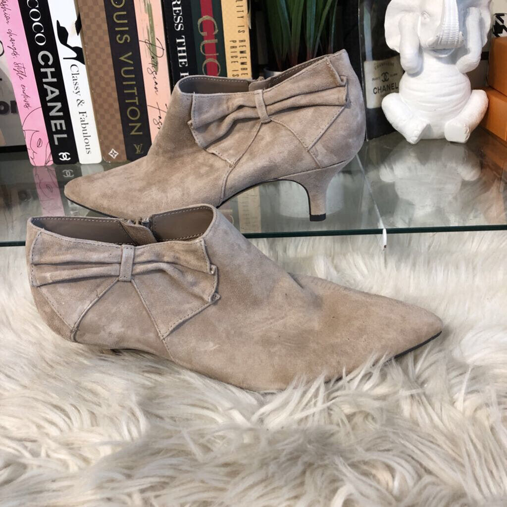 9.5 SUEDE POINTED TOE KITTEN HEEL