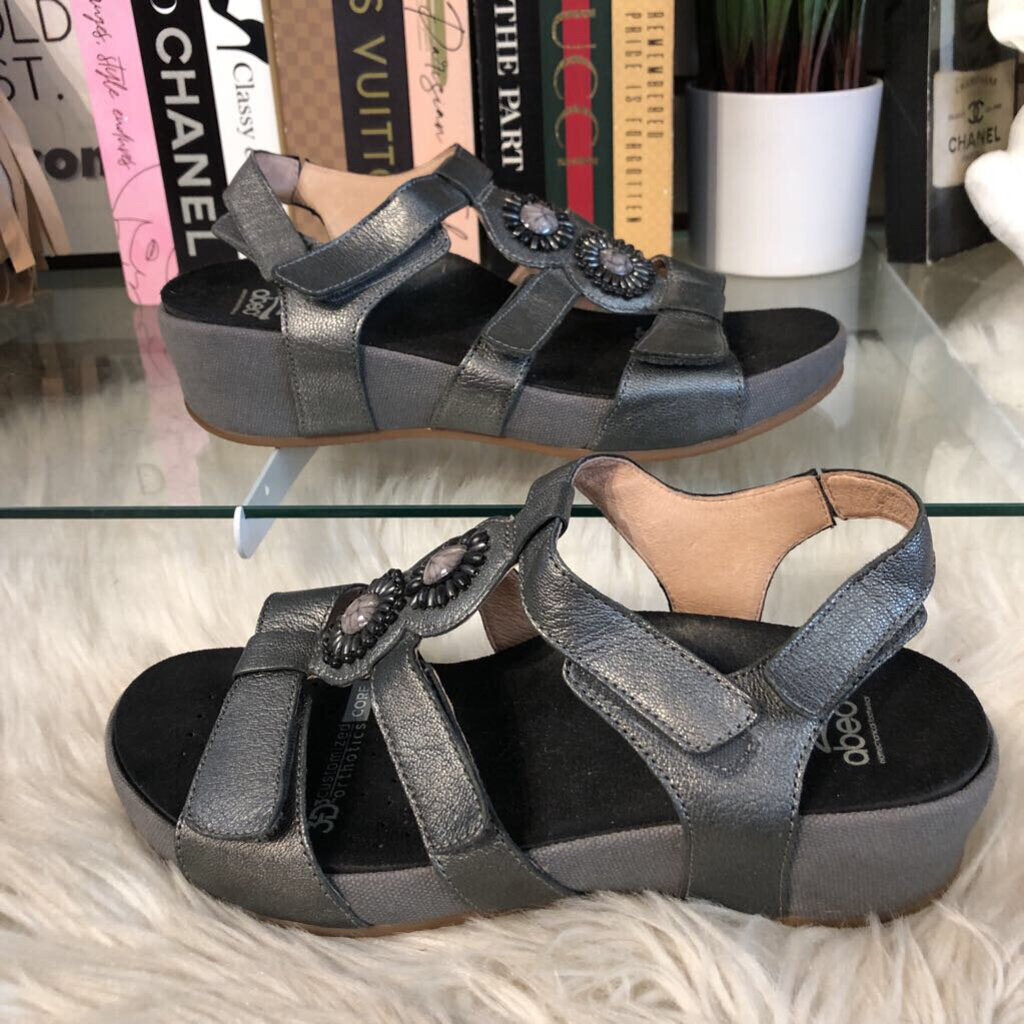 8 BEADED STRAPPY VELCRO WEDGE