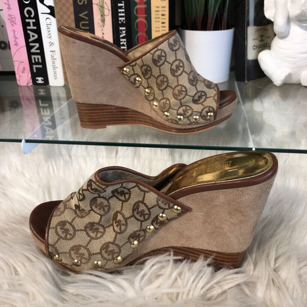 6.5 MK COIN LOGO PEEPTOE WEDGE