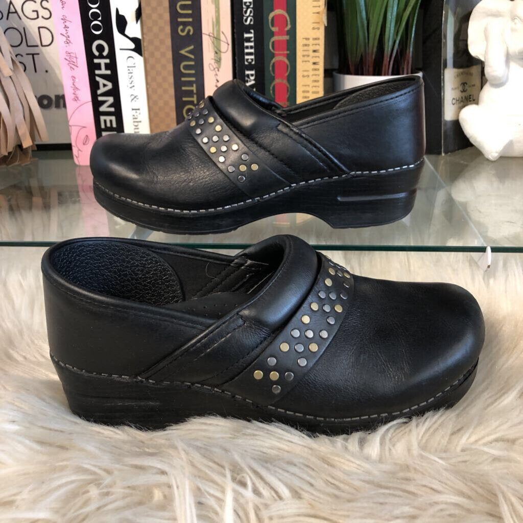 40/10 STUDDED CLOGS