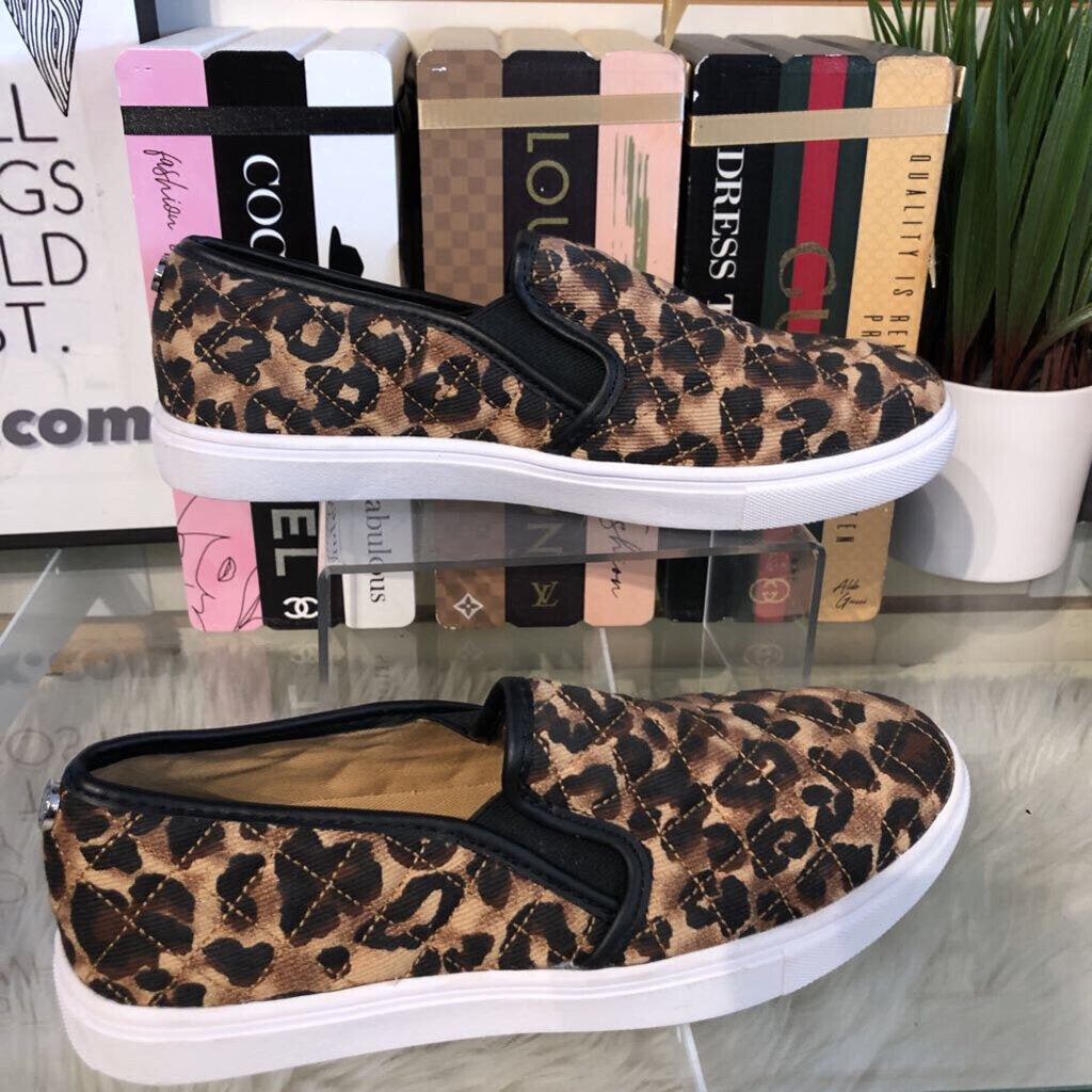 8 QUILTED ANIMAL PRINTED SLIP ON