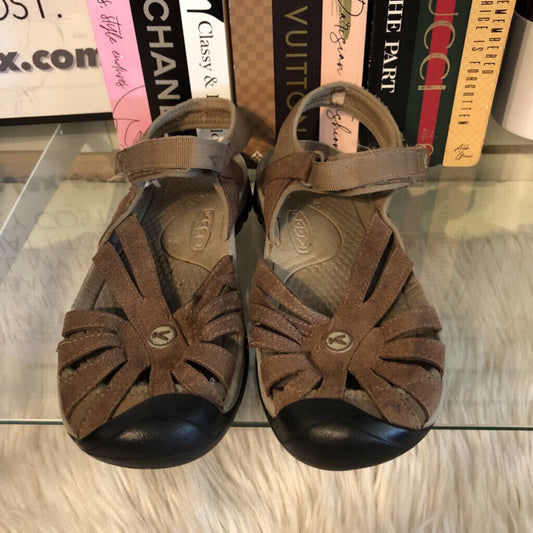 8 CLOSED TOE SANDAL