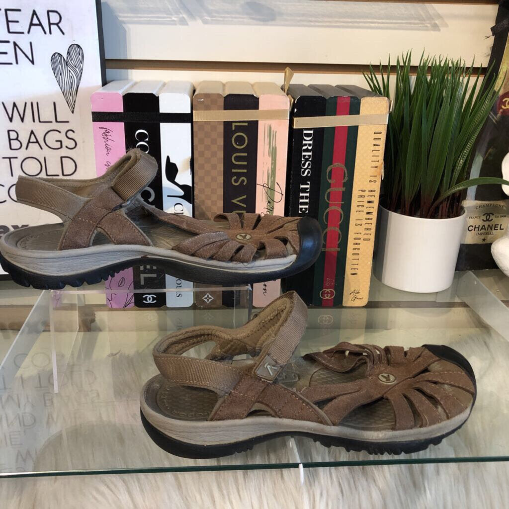 8 CLOSED TOE SANDAL