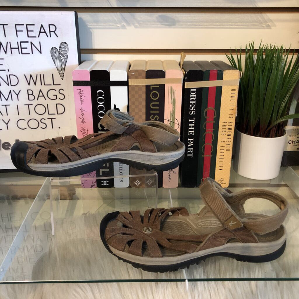 8 CLOSED TOE SANDAL