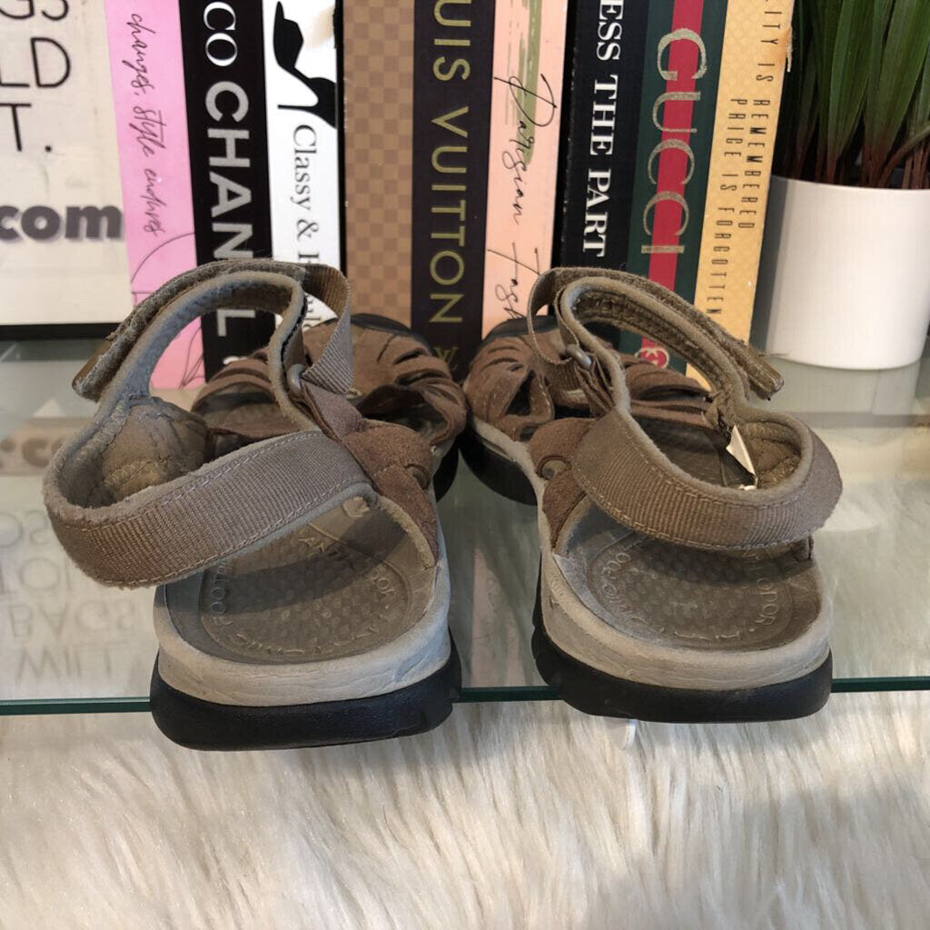 8 CLOSED TOE SANDAL