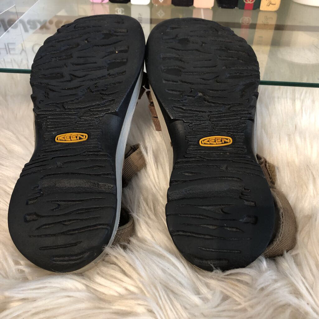 8 CLOSED TOE SANDAL