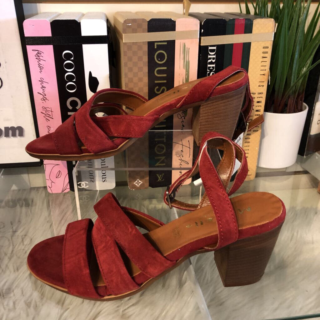 8 NWT LEATHER STRAPPY BLOCK HEEL