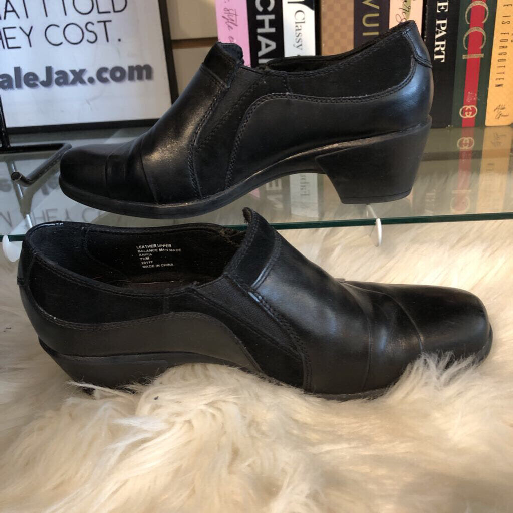 7.5 LEATHER BLOCK HEEL CLOSED TOE SHOE