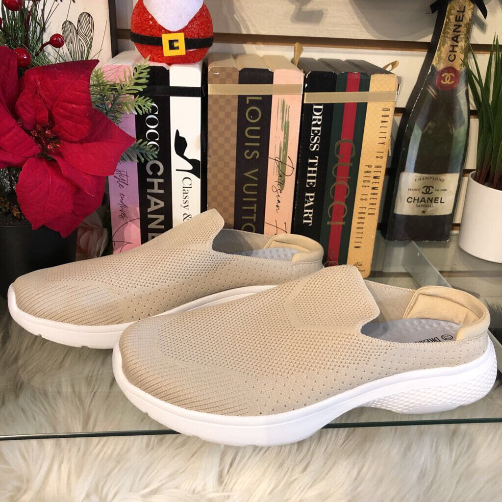 12 SLIP ON CLOSED TOE SNEAKER