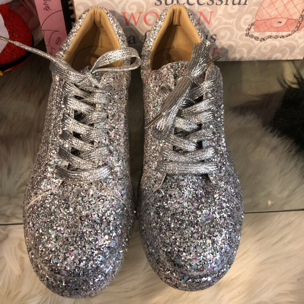 8 LACE UP GLITTER SNEAKER