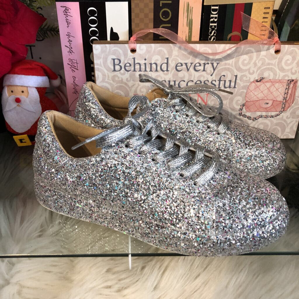 8 LACE UP GLITTER SNEAKER