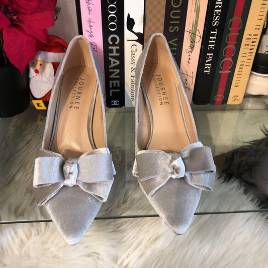 10 SILVER BOW VELVET PUMP