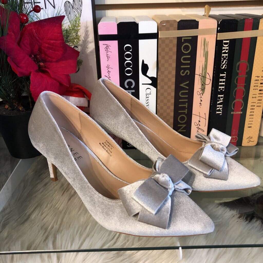 10 SILVER BOW VELVET PUMP