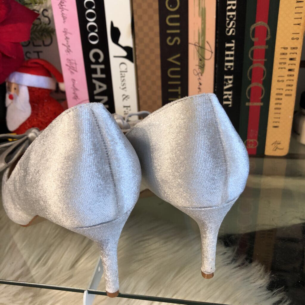 10 SILVER BOW VELVET PUMP