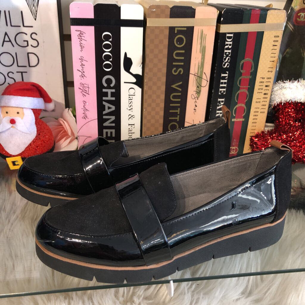 DR SCHOLLS BLACK PATENT LEATHER LOAFER