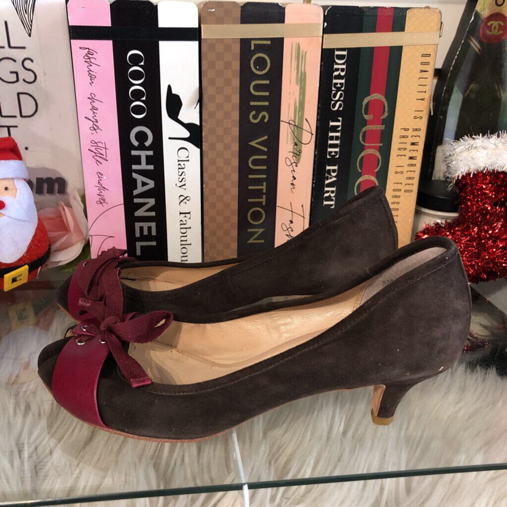 HALOGEN BROWN SUEDE W/RED BOW